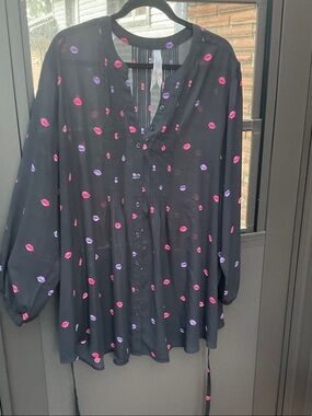 Melissa McCarthy Seven7 Black Button-Front Blouse with Pink & Purple Lip Print